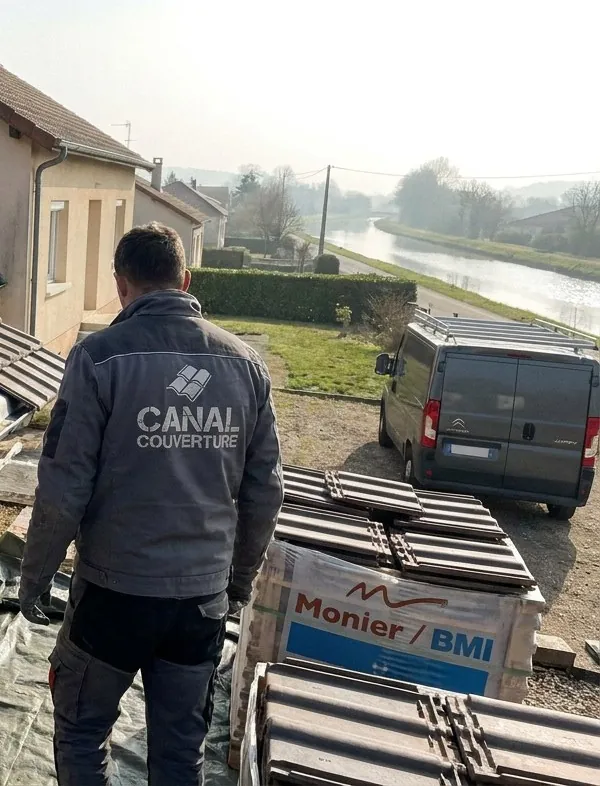 Couvreur de Canal Couverture sur un chantier de toiture au bord du canal de la Marne au Rhin, Dombasle-sur-Meurthe