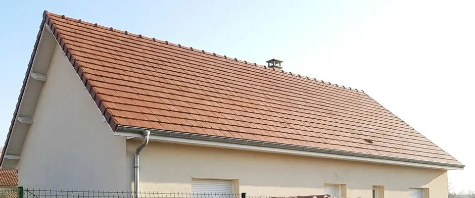Pan de toiture neuf en tuiles mécaniques posé par Canal Couverture sur une maison de Dombasle-sur-Meurthe
